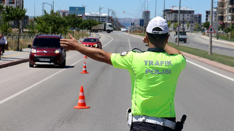 Bütün işler bitti! 2025’te Trafik Cezalarına %43,93 Zam Geliyor! İşte Yeni Yıldaki Trafik Cezaları